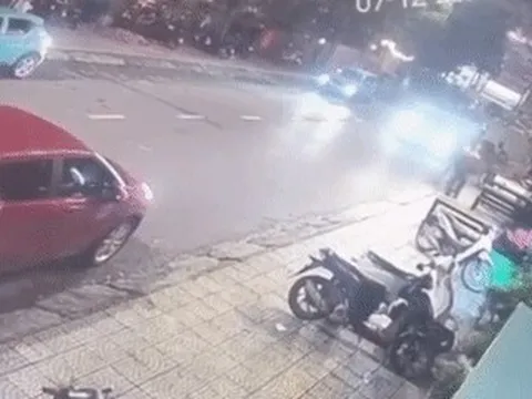 Ô tô 5 chỗ ở Quảng Trị bất ngờ lao lên vỉa hè đâm trúng nhóm người