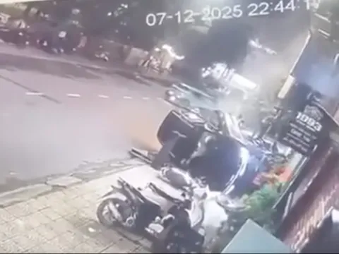 Điều tra vụ ô tô con bất ngờ lao lên vỉa hè tông 3 người bị thương