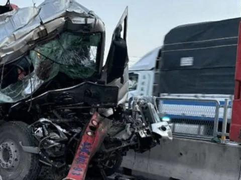 Ô tô tải tông đuôi xe đầu kéo trên cao tốc Bùng - Vạn Ninh, 2 người tử vong