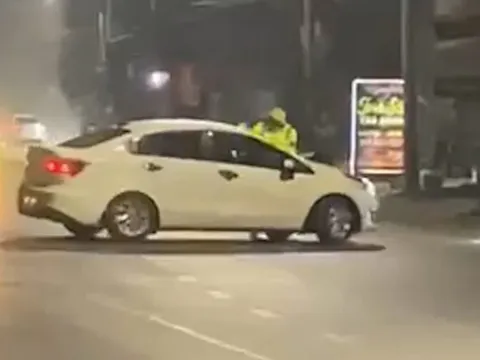 VIDEO: Tài xế ô tô tăng ga hất văng CSGT lên nắp capo bỏ chạy