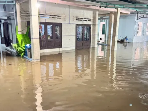 Nông dân mất trắng, nhà sập, công ty thủy lợi nói việc xả lũ đúng quy trình