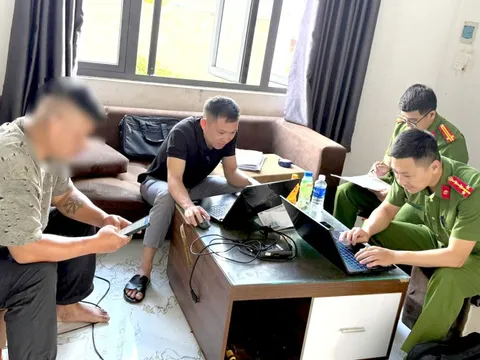 Hai bé gái bị xích chân đã được đưa về bên ngoại