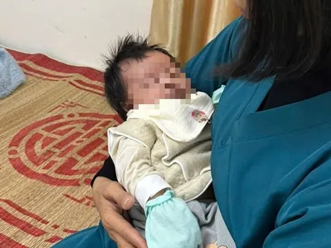 Đi tập thể dục, người phụ nữ bất ngờ phát hiện bé gái sơ sinh bụ bẫm nặng 5 kg