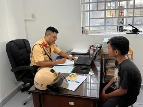 Bốc đầu xe máy để đăng mạng xã hội, thiếu niên ở TPHCM bị tịch thu luôn xe