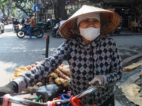 Những người mưu sinh 'bán mặt' trong bụi bặm đường phố Hà Nội