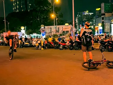 Lập biên bản hai thiếu niên chạy xe đạp bằng một bánh trước chợ Bến Thành