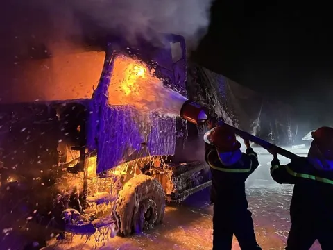 Xe đầu kéo chở 30 tấn viên nén năng lượng bốc cháy trên cao tốc