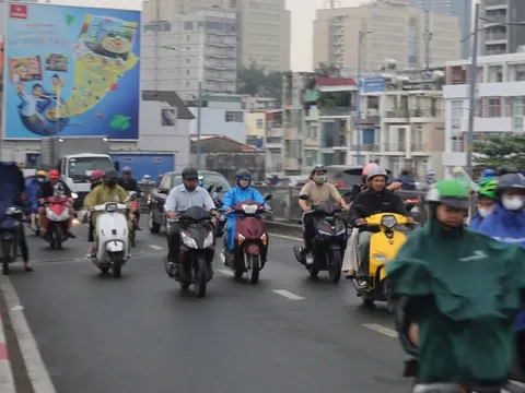 Bầu trời TPHCM tối sầm trong cơn mưa chiều