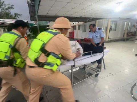 CLIP: Khoảnh khắc CSGT hỗ trợ khẩn cấp hành khách nghi nhồi máu cơ tim trên xe giường nằm