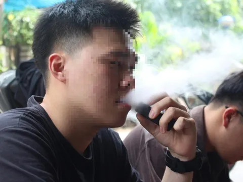 Ngã quỵ, suy thận, giảm trí nhớ sau vài hơi thuốc lá điện tử