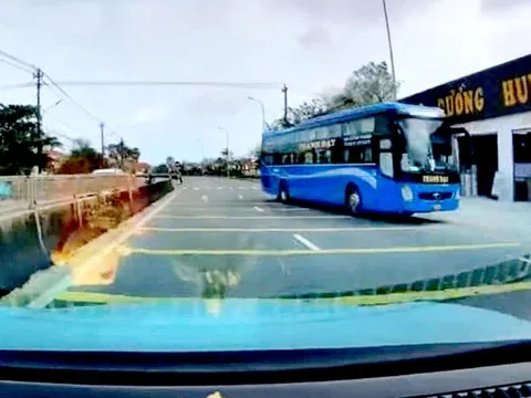 Xe khách đi ngược chiều bị người dân quay clip gửi đường dây nóng CSGT