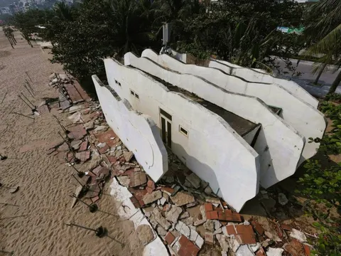 Bãi biển nổi tiếng miền Bắc vẫn tơi tả hơn 2 tháng bão đi qua