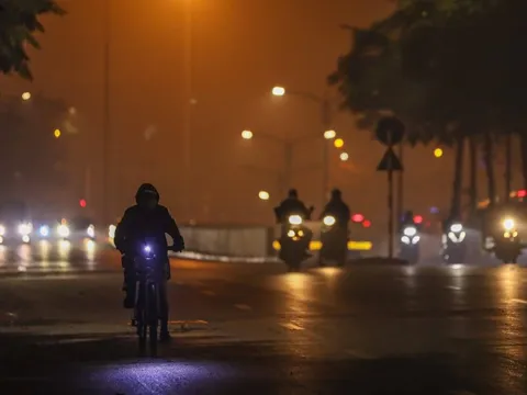 Sáng nay, ô nhiễm không khí ở Hà Nội chuyển sang cảnh báo tím, người dân cần hạn chế ra ngoài