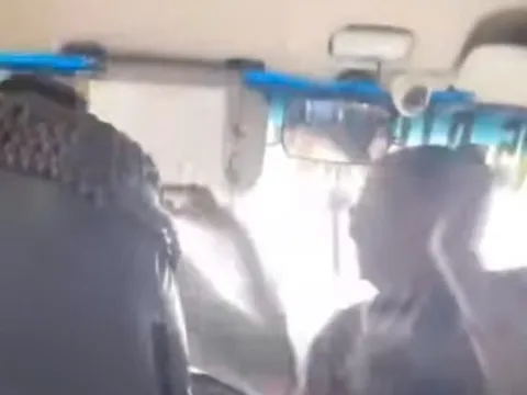 VIDEO: Đang điều khiển xe buýt, tài xế bị hành khách lao vào hành hung