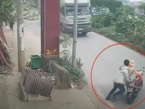 Người đàn ông đẩy CSGT ra trước đầu xe tải rồi bỏ chạy