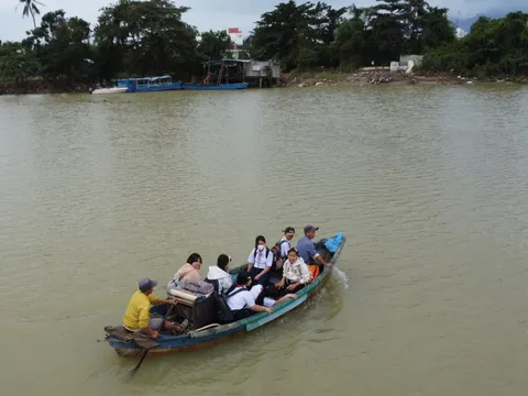 Tây Nha Trang: Ớn lạnh đi học bằng đò vì cầu Phú Kiểng bị trôi
