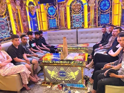 Bắt quả tang 18 đối tượng tại phòng karaoke “VIP 6” và “VIP 13”