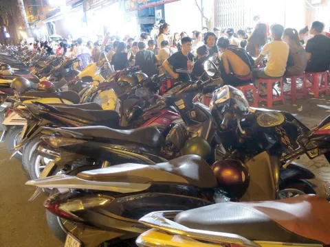 Xử lý lấn chiếm vỉa hè, đừng 'bắt cóc bỏ dĩa'