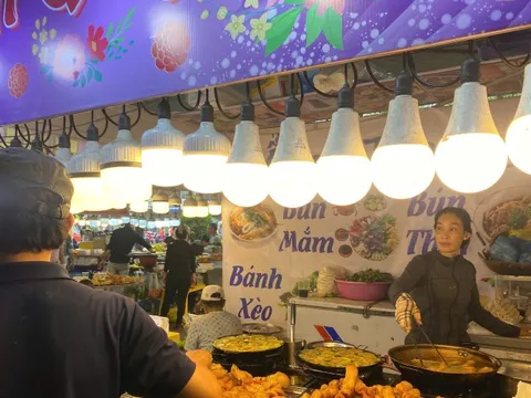 Chợ Bình Tây hút khách nhờ ẩm thực dân gian và kiến trúc cổ