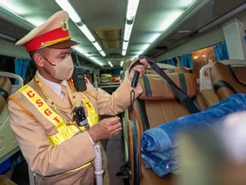 Xuyên đêm kiểm tra ô tô khách, cảnh sát phát hiện nhiều người phớt lờ quy định quan trọng