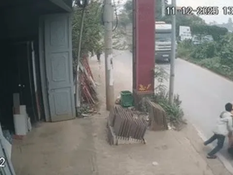 Người vi phạm giao thông đẩy đại úy cảnh sát vào đầu xe tải ở Hà Nội