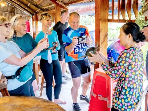 Du khách đến Việt Nam chi tiền ăn uống, tham quan nhưng mua sắm dè dặt, vì thiếu thứ hay để mua