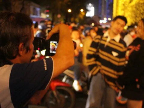 Thợ chụp ảnh dạo đắt khách mùa Giáng sinh 2025