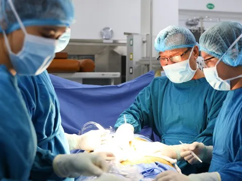 Nhiều người trẻ cũng phải thay khớp, đặc biệt là nam giới