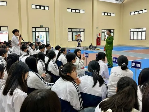 1.200 học sinh trải nghiệm kỹ năng thoát nạn trong tình huống cháy nổ