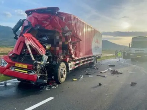 Đầu ô tô bẹp dúm sau tai nạn, huy động xe cẩu cứu tài xế mắc kẹt trong cabin