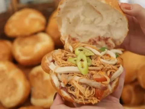 Sau ăn bánh mì, nhiều người ở Quảng Ngãi phải nhập viện cấp cứu