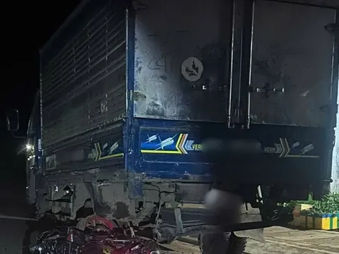 CLIP: Tông vào xe tải đang đậu, 3 người trên xe máy tử vong