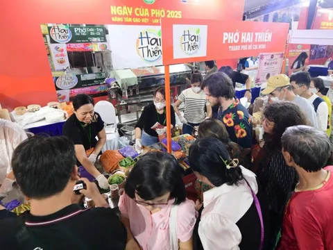 50.000 lượt khách đổ về trong ngày đầu ăn phở, thanh toán không tiền mặt lên ngôi