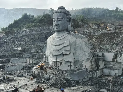 Cận cảnh thi công tượng Phật khổng lồ ở Đà Nẵng, gần 10 năm chưa hoàn thành