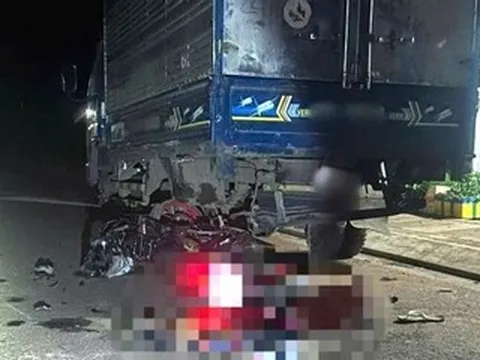 Xe máy 'kẹp 3' chạy tốc độ cao tông đuôi ô tô tải khiến cả ba người tử vong