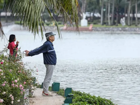 Người dân thủ đô ra ngoài 'hít hà' sau chuỗi ngày ô nhiễm cảnh báo tím