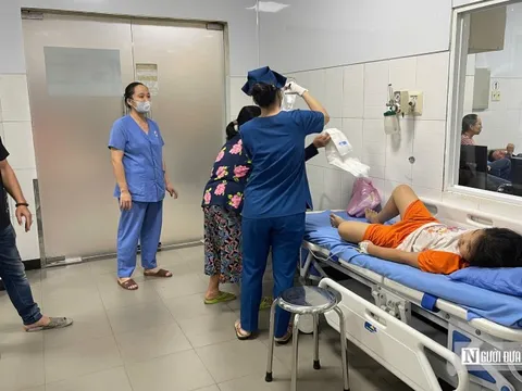 Vụ 80 ca nghi ngộ độc bánh mì ở Lâm Đồng: Hai mẹ con chỉ biết ôm nhau khóc giữa đêm