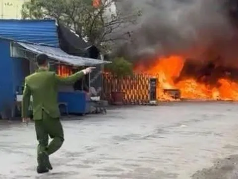 Cháy lớn tại công ty giày da ở Hải Phòng, lửa khói bốc cuồn cuộn