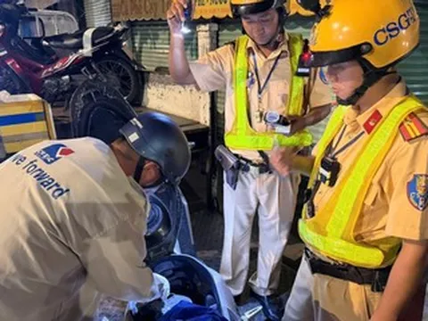 Nhậu đi không vững, người đàn ông ở TPHCM nói 'cho luôn CSGT xe máy'
