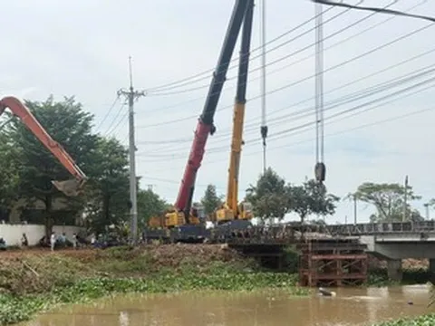 Xe cẩu quá tải làm sập nhịp cầu tạm, giao thông bị tê liệt