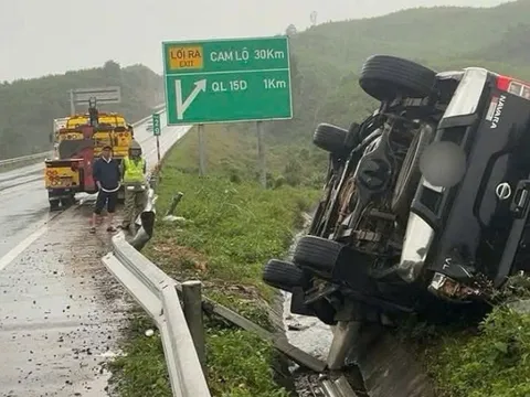 Ô tô mất lái, lật trên đường cao tốc Cam Lộ - La Sơn