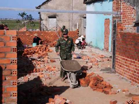 Quân khu 5 tăng quân xây nhà đợt 2 ‘Chiến dịch Quang Trung’ cho dân vùng lũ