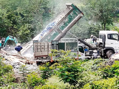 Phóng viên Tuổi Trẻ theo chân xe đổ rác xây dựng: 'Xé nhỏ' san lấp ao, lấp cả bờ bãi dòng sông