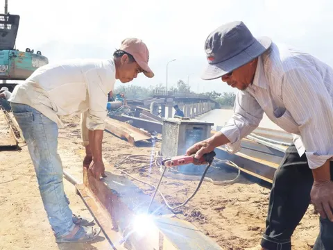 Hối hả sửa chữa cây cầu nối đôi bờ sông Thu Bồn bị lũ 'xé toạc'