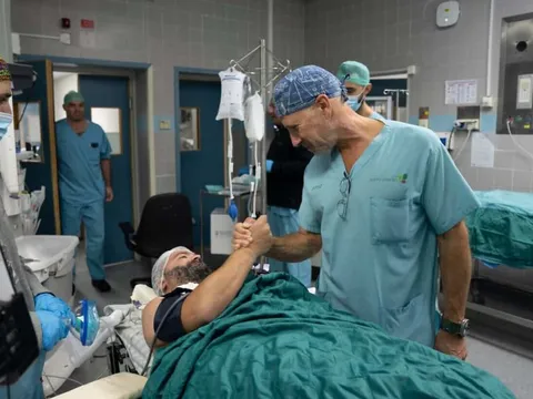 Sau 17 năm không thể ăn uống, người đàn ông được 'tái sinh' nhờ ca ghép ruột hiếm