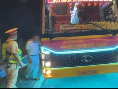 Phát hiện xe khách hết hạn đăng kiểm vẫn chạy băng băng trên cao tốc