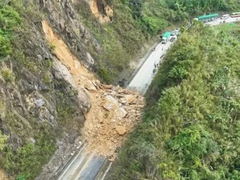Sau vụ sạt lở khiến 3 người tử vong, Quốc lộ 6 còn 5 điểm nguy cơ cao