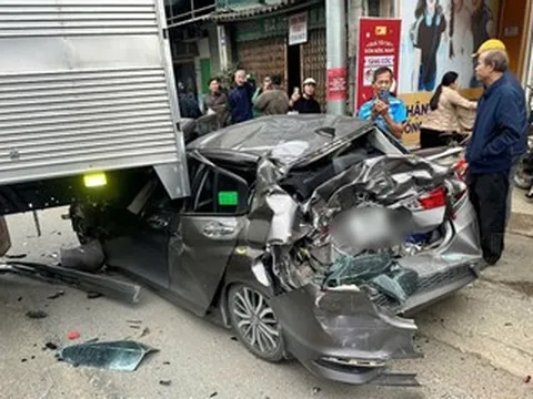 6 ô tô va chạm liên hoàn, xe con bẹp dúm