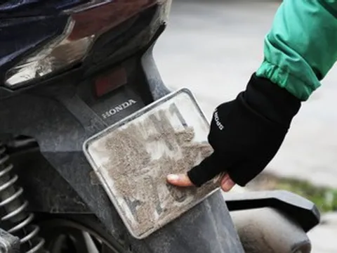 Tài xế tung chiêu 'bịt mắt' camera AI ở Hà Nội: Dùng cả cát, bã kẹo cao su