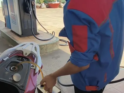 Khách bị rút lại xăng, dắt bộ do thanh toán chuyển khoản